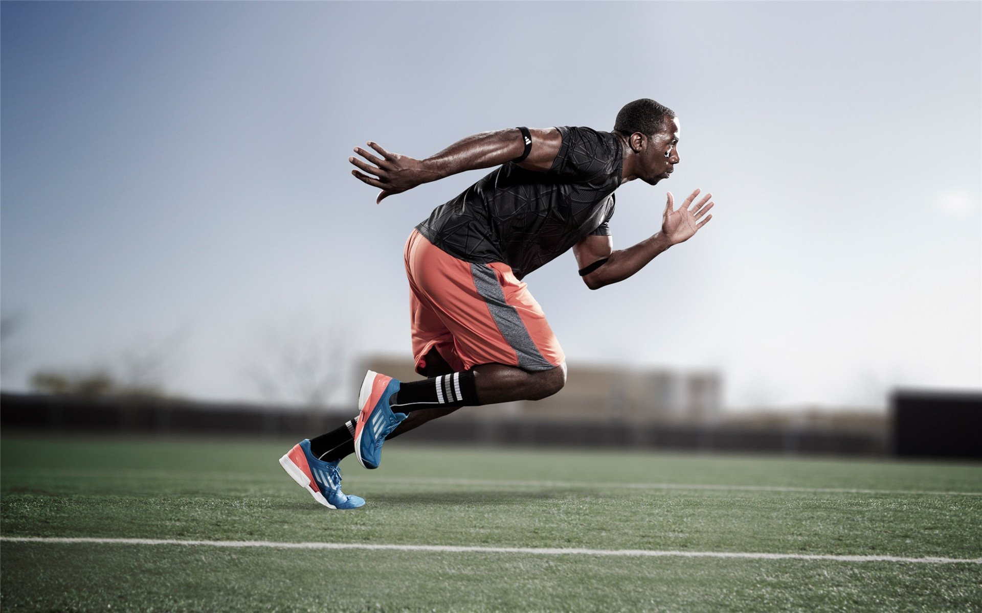 九游-亚历克斯·格林伍德的球场控制力，令袋鼠队攻守兼备，亚历克斯-格林伍德